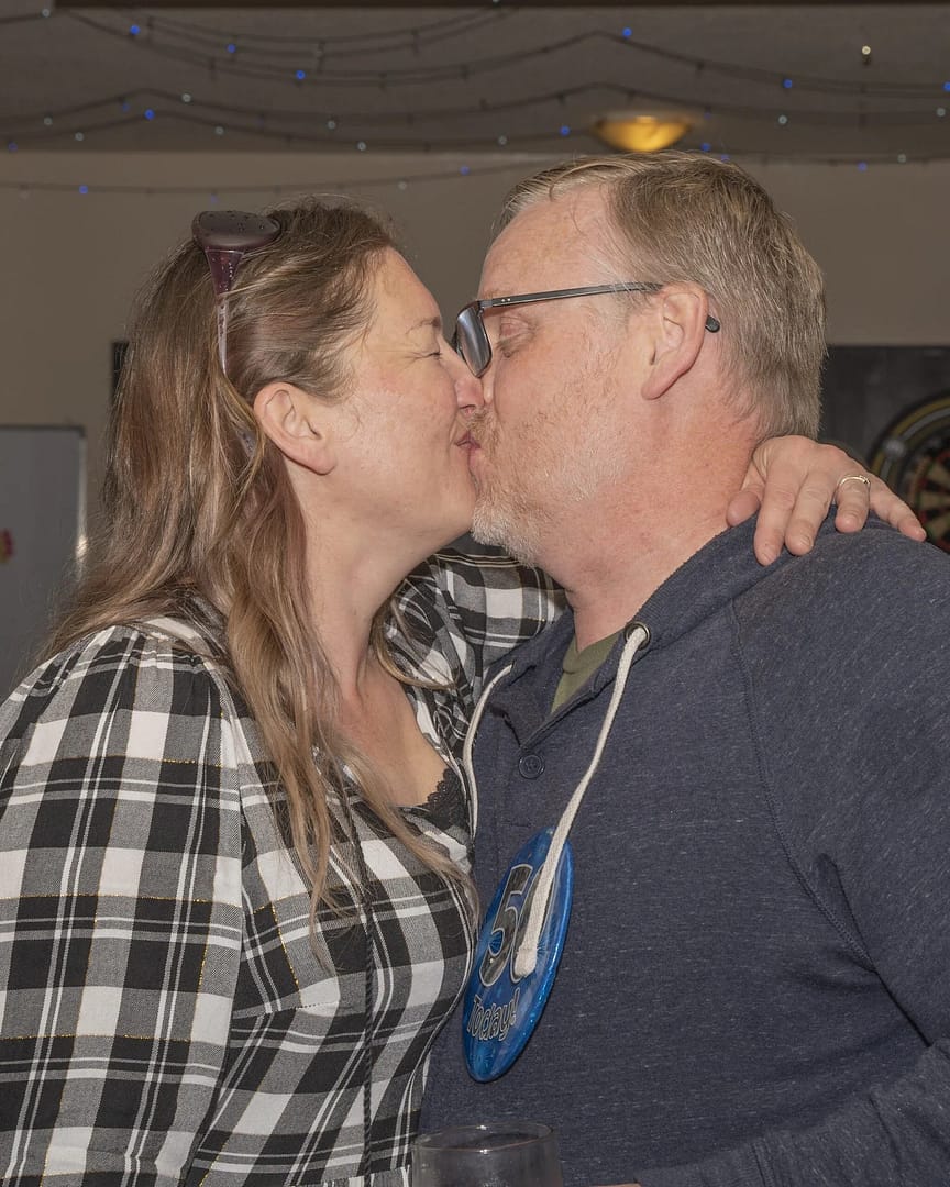 Man and woman kissing, love & life photography portfolio